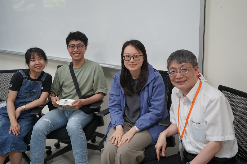 李新城老師與指導的畢業生敘舊